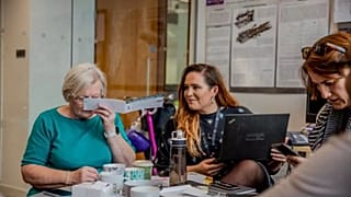 Parkinson hastalığını kokusundan tanıyan Joy Milne Manchester Üniversitesi'nce yürütülen araştırmaya katkı verdi