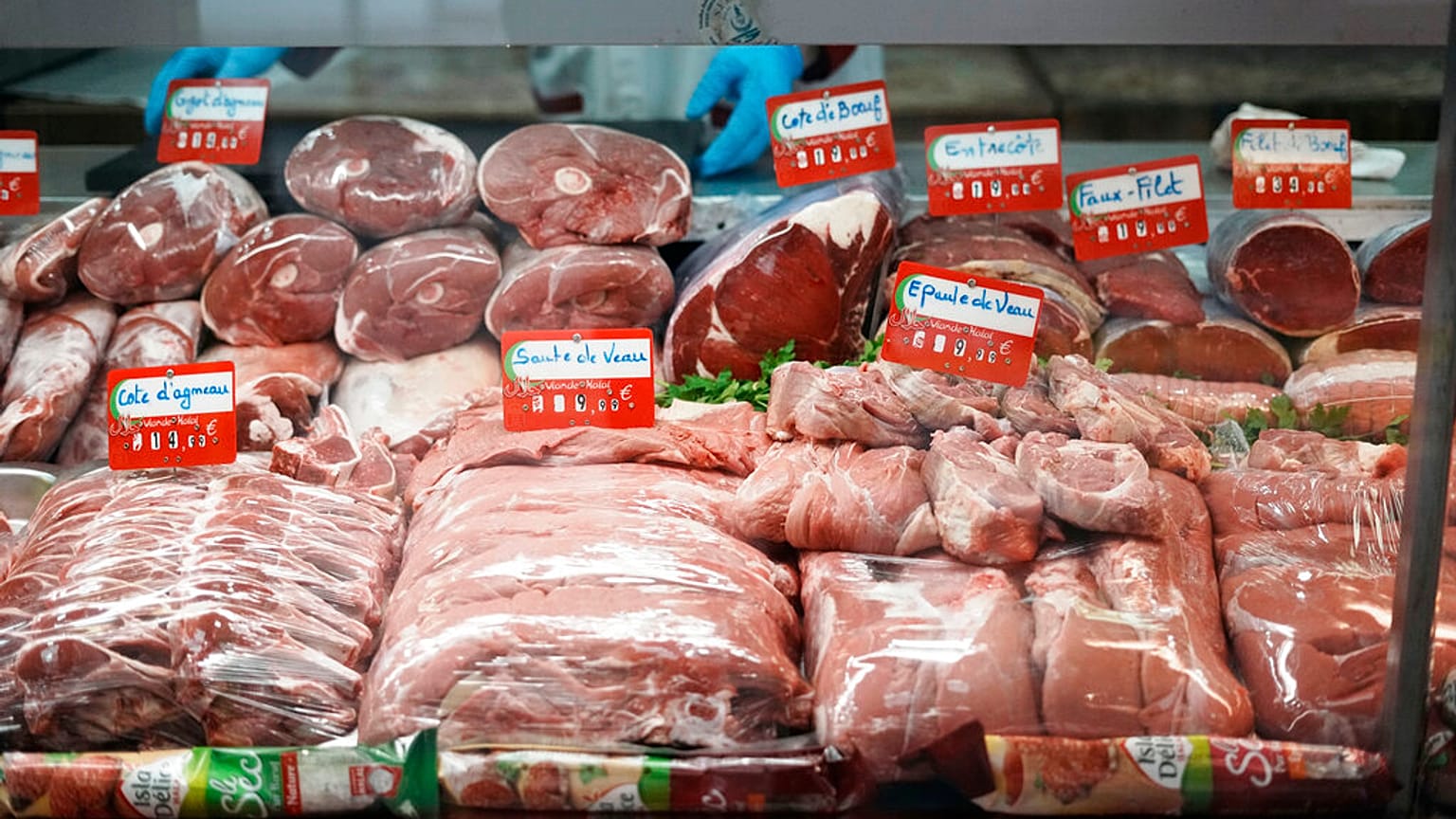 Étal d'une boucherie à Paris, France