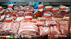 Étal d'une boucherie à Paris, France