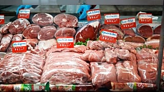 Étal d'une boucherie à Paris, France