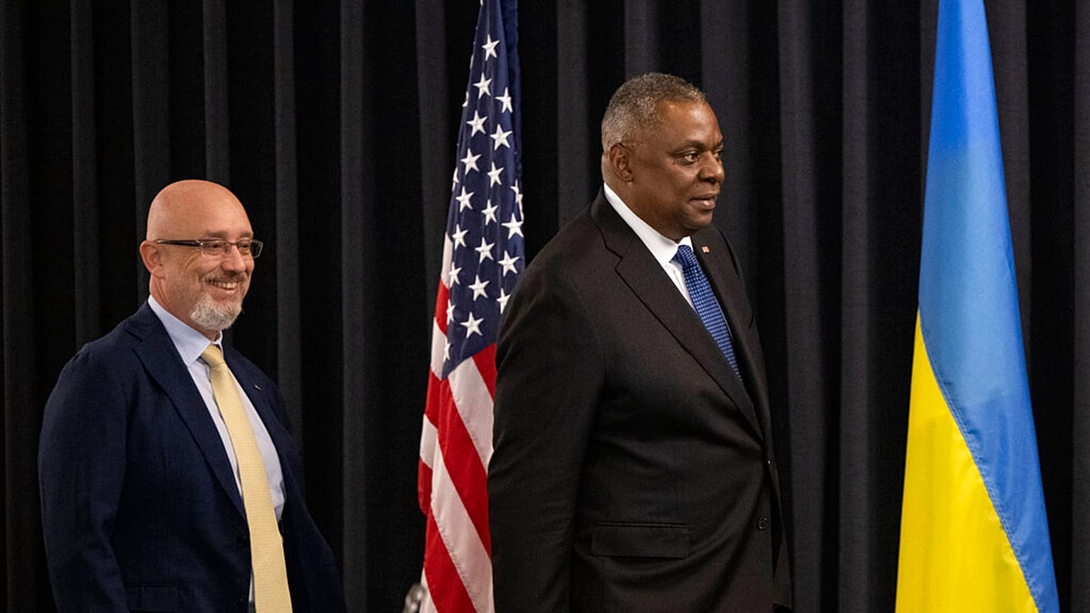 El Ministro de Defensa ucraniano, Olexiy Resnikov, a la izquierda, con el Secretario de Defensa de EEUU, Lloyd Austin, en Ramstein (Alemania)