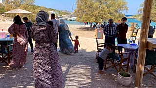 In der Nähe der griechischen Stadt Serres leben 150 Jesiden draußen im Freien. Das dortige Flüchlingslager will sie nicht aufnehmen.