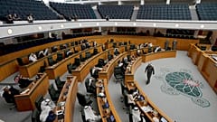 مشرعون يحضرون جلسة لمجلس الأمة الكويتي في مدينة الكويت، في 8 فبراير 2022