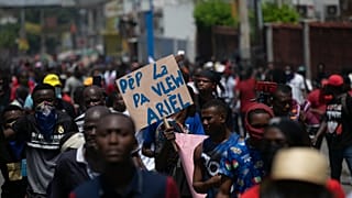 Un manifestant soulève une pancarte avec l'inscription en créole "Le peuple ne veut pas de toi Ariel" pour demander au Premier ministre de démissionner - 07.09.2022