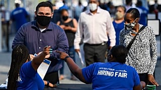 أشخاص يتلقون المعلومات أثناء حضورهم معرض الوظائف للتوظيف في 9 سبتمبر 2021 في إنغلوود ، كاليفورنيا