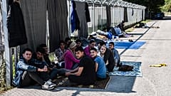 Yunanistan'ın Serres mülteci kampına alınmayan yüzlerce Yezidi sokakta yatıyor