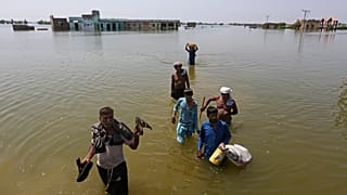 Des rescapés des inondations transportent leurs affaires sauvées de justesse - 08.09.2022