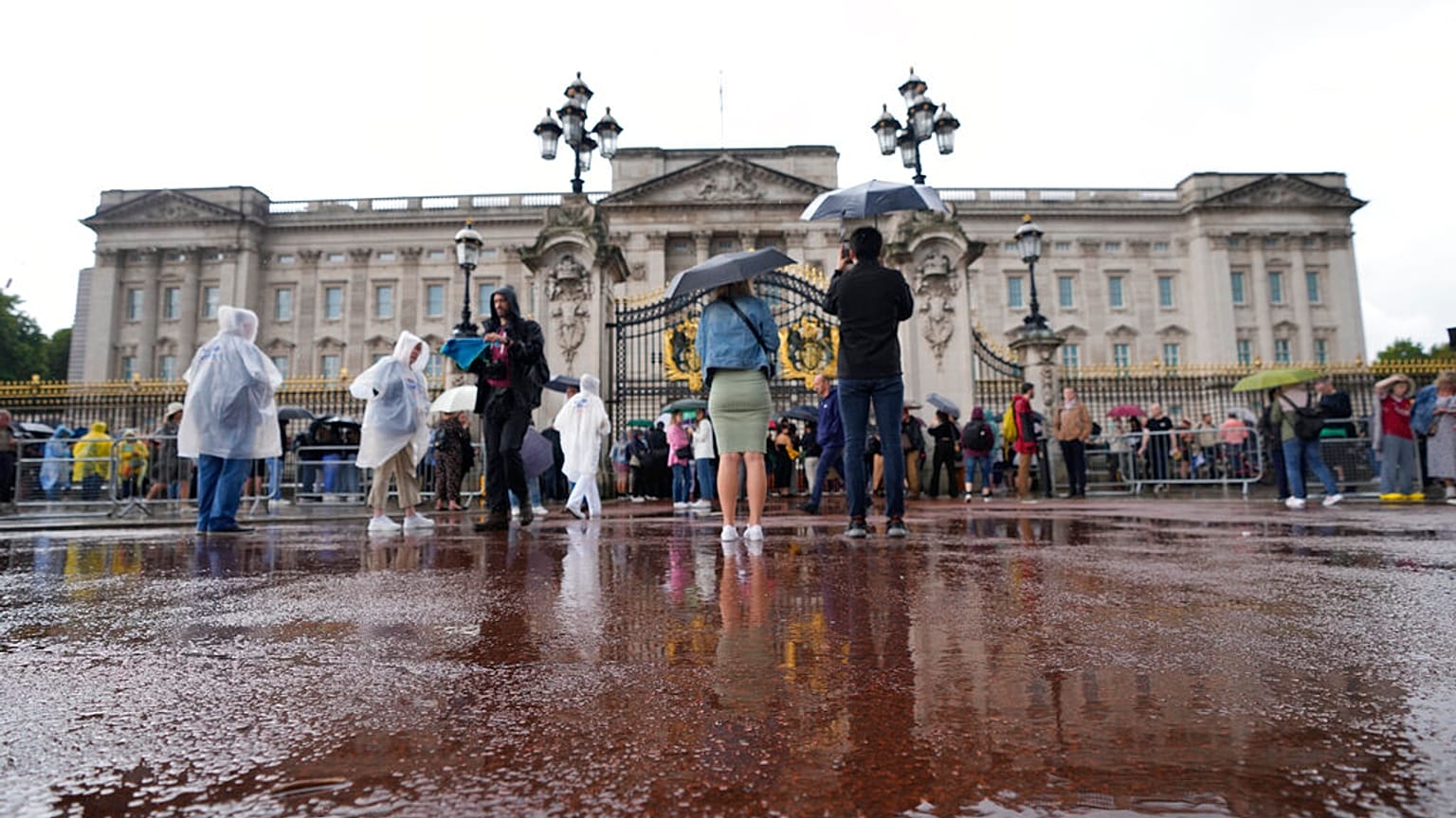 La gente se reúne fuera del Palacio de Buckingham en Londres, el jueves 8 de septiembre de 2022