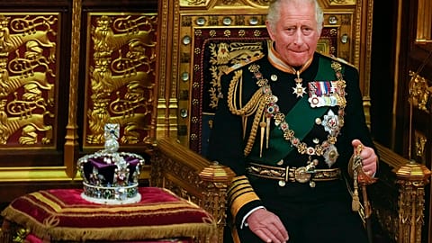 Le Prince Charles, assis à côté de la couronne royale, au Palais de Westminster, le 10/05/2022
