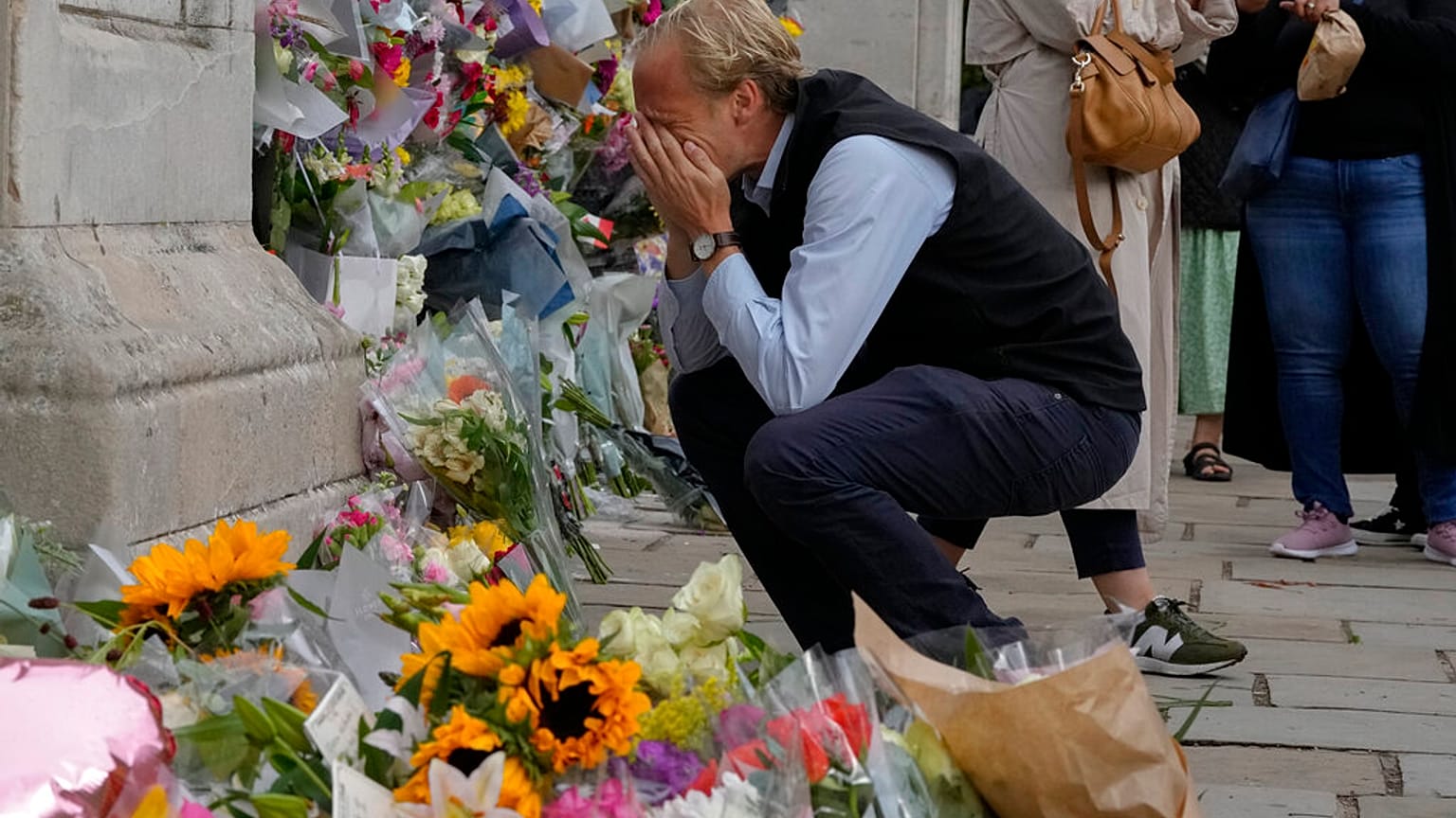 Un hombre llora la muerte de la reina Isabel II