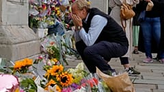 Un hombre llora la muerte de la reina Isabel II