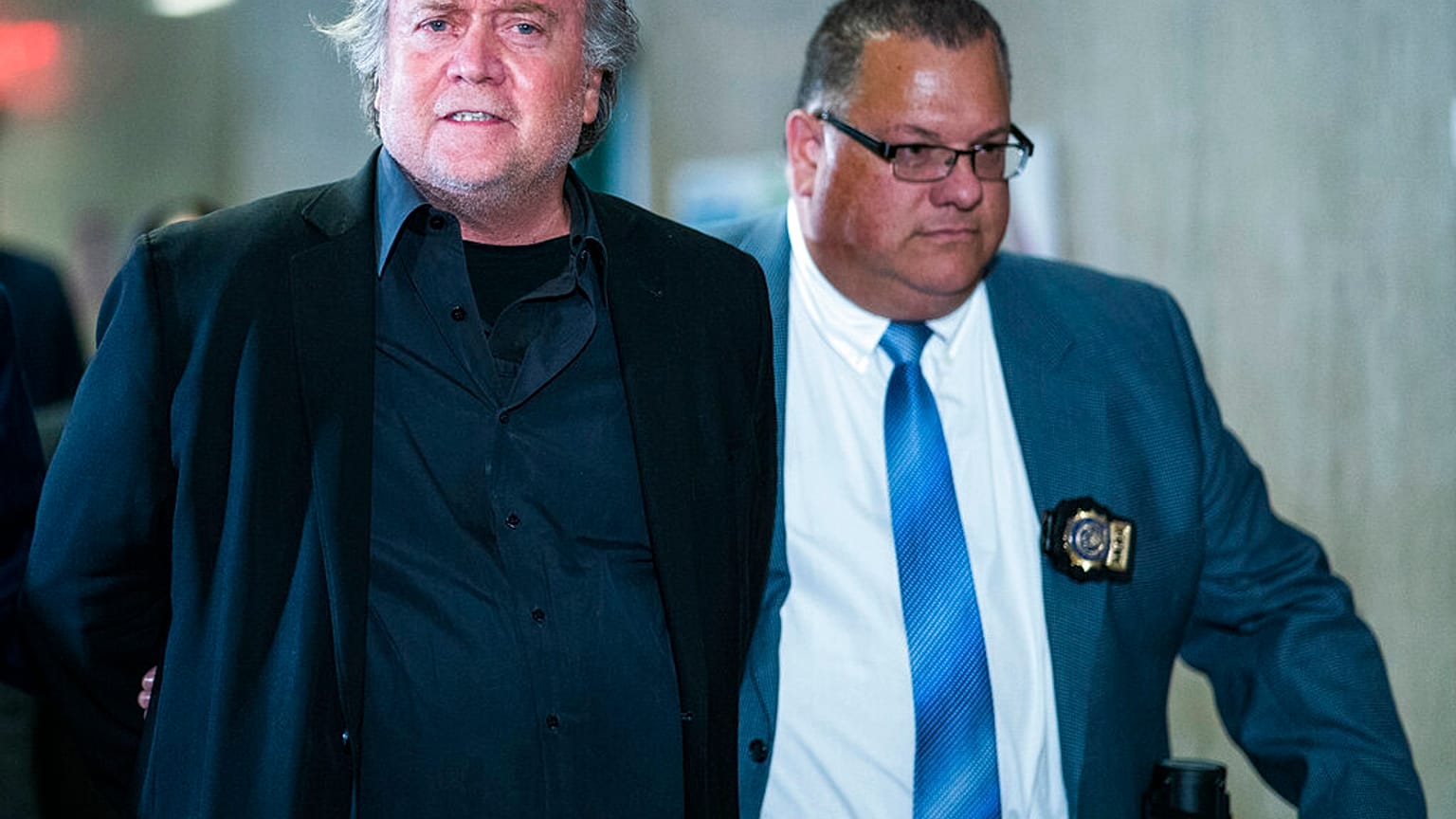 Steve Bannon a bíróság folyosóján new york-i tárgyalásán szeptember 8-án 