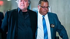 Steve Bannon a bíróság folyosóján new york-i tárgyalásán szeptember 8-án 