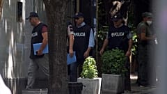 پلیس ضدتروریسم در مقابل در ورودی سفارت ایران در تیرانا
