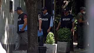 پلیس ضدتروریسم در مقابل در ورودی سفارت ایران در تیرانا