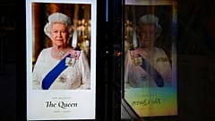 Una fotografía de la reina en una de las paradas de autobús de Londres