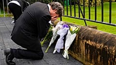 Egy férfi gyászolja az elhunytat Sydney-ben - Ausztrália a mai napig a Nemzetközösség részét képezi