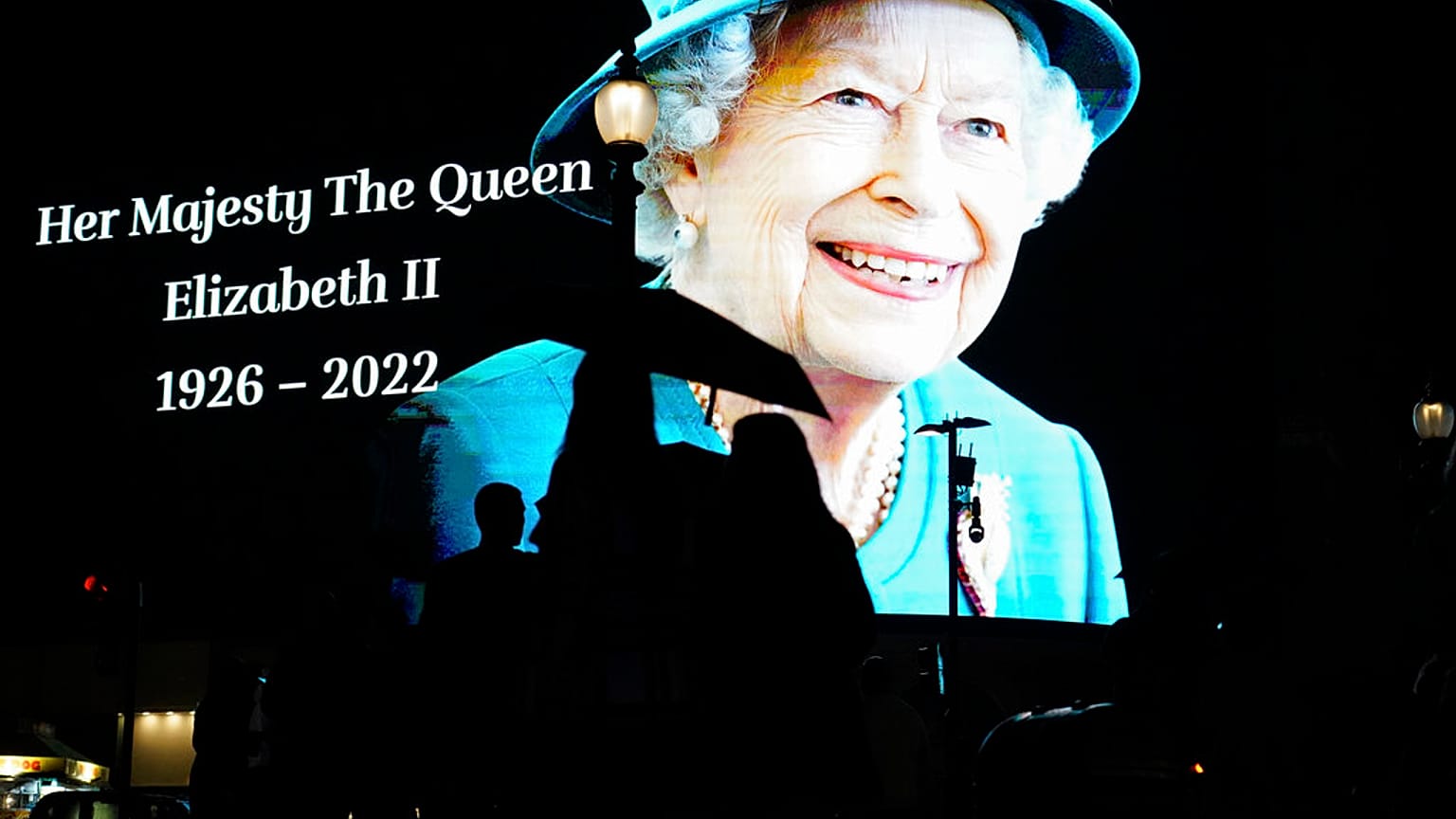 La imagen de la reina de Inglaterra en Picadilly Circus, Londres, tras su fallecimiento