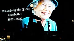 La imagen de la reina de Inglaterra en Picadilly Circus, Londres, tras su fallecimiento