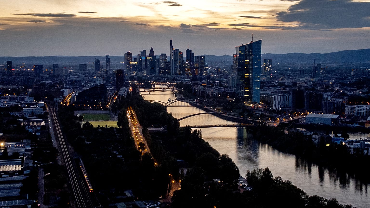 Die Europäische Zentralbank am Franfkfurter Main-Ufer mit der City im Hintergrund