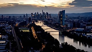 Die Europäische Zentralbank am Franfkfurter Main-Ufer mit der City im Hintergrund