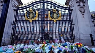 Des bouquets de fleurs déposés devant la grille du palais de Buckingham le 9 septembre 2022, au lendemain du décès de la reine Elizabeth II.