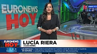Lucía Riera presenta una edición especial de Euronews Hoy con motivo del fallecimiento de la reina de Inglaterra.