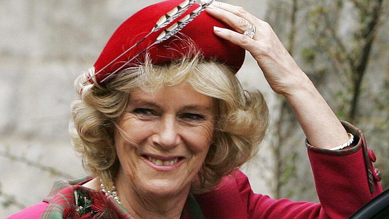 Camilla, Nagy-Britannia királynéja egy 2005 áprilisában, III. Károllyal kötött házassága után készült képen