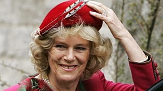 Camilla, Nagy-Britannia királynéja egy 2005 áprilisában, III. Károllyal kötött házassága után készült képen