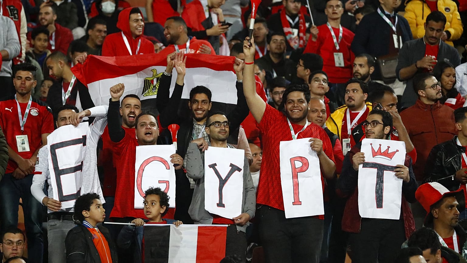 مشجعو مصر خلال مباراة كرة القدم في التصفيات الأفريقية المؤهلة لكأس العالم 2022 بين مصر والسنغال في استاد القاهرة الدولي، مصر.