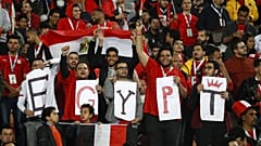 مشجعو مصر خلال مباراة كرة القدم في التصفيات الأفريقية المؤهلة لكأس العالم 2022 بين مصر والسنغال في استاد القاهرة الدولي، مصر.