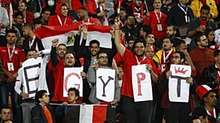 مشجعو مصر خلال مباراة كرة القدم في التصفيات الأفريقية المؤهلة لكأس العالم 2022 بين مصر والسنغال في استاد القاهرة الدولي، مصر.