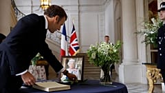 Le président français Emmanuel Macron signe le registre de condoléances à l’ambassade britannique à Paris, le 09/09/2022