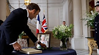 Le président français Emmanuel Macron signe le registre de condoléances à l’ambassade britannique à Paris, le 09/09/2022