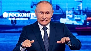 Владимир Путин выступает на пленарной сессии Восточного экономического форума во Владивостоке