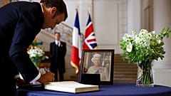 Frankreichs Präsident Macron schreibt sich in der britischen Botschaft in Paris in das Kondolenzbuch ein