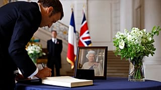 Frankreichs Präsident Macron schreibt sich in der britischen Botschaft in Paris in das Kondolenzbuch ein