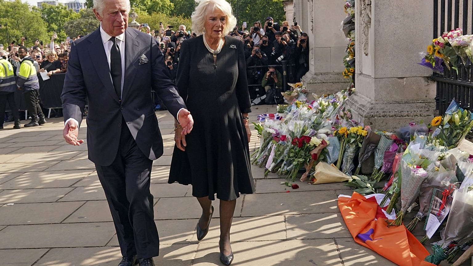 Κάρολος και Καμίλα φθάνουν στο Μπάκινγχαμ