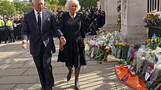 Κάρολος και Καμίλα φθάνουν στο Μπάκινγχαμ