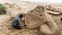 Escultor de areia sul-africano termina homenagem à Rainha Isabel II numa praia de Durban