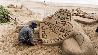 Escultor de areia sul-africano termina homenagem à Rainha Isabel II numa praia de Durban