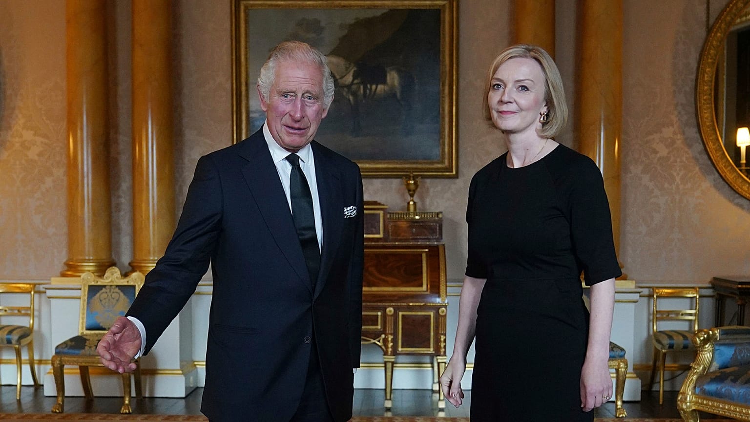Rei Carlos III na primeira audiência com a primeira-ministra Liz Truss, no Palácio de Buckingham