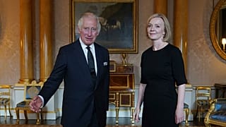 Rei Carlos III na primeira audiência com a primeira-ministra Liz Truss, no Palácio de Buckingham