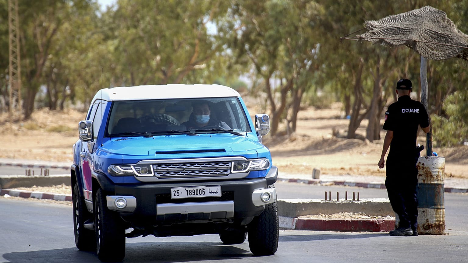 عنصر في الجمارك التونسية يفتش سيارته متجهة إلى الحدود الليبية، عند نقطة حدودية في رأس جدير بجنوب شرق تونس، في 17 سبتمبر 2021 