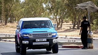 عنصر في الجمارك التونسية يفتش سيارته متجهة إلى الحدود الليبية، عند نقطة حدودية في رأس جدير بجنوب شرق تونس، في 17 سبتمبر 2021 