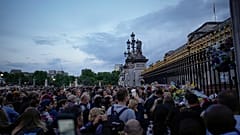 Люди приходят к Букингемскому дворцу, чтобы отдать дань уважения почившей королеве