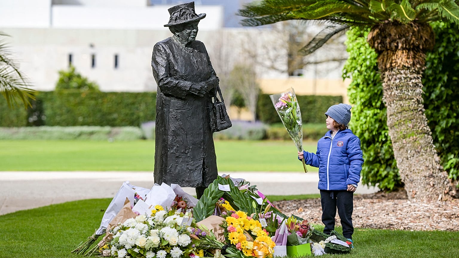 In Gedenken an die Queen legten Menschen weltweit Blumen nieder.