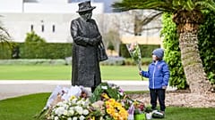 In Gedenken an die Queen legten Menschen weltweit Blumen nieder.