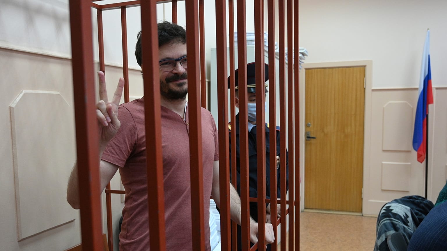 Оппозиционеру Илье Яшину продлили срок ареста