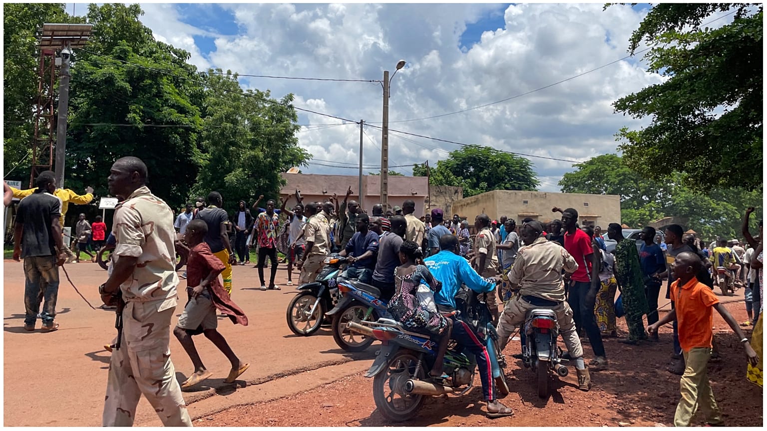 حشد يتجمع حول رجل (لم يظهر) يشتبه في مشاركته في هجوم "إرهابي" أحبط أمام القاعدة العسكرية في كاتي، مالي، 22 يوليو، 2022.